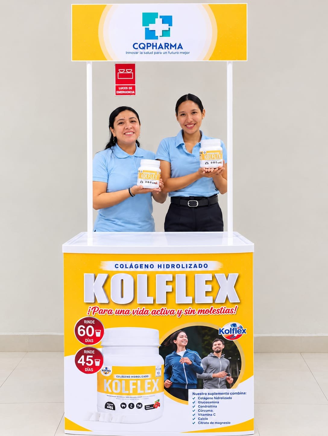 Dos asesoras de CQPharma sonríen junto a un stand de Kolflex mostrando el frasco del producto.